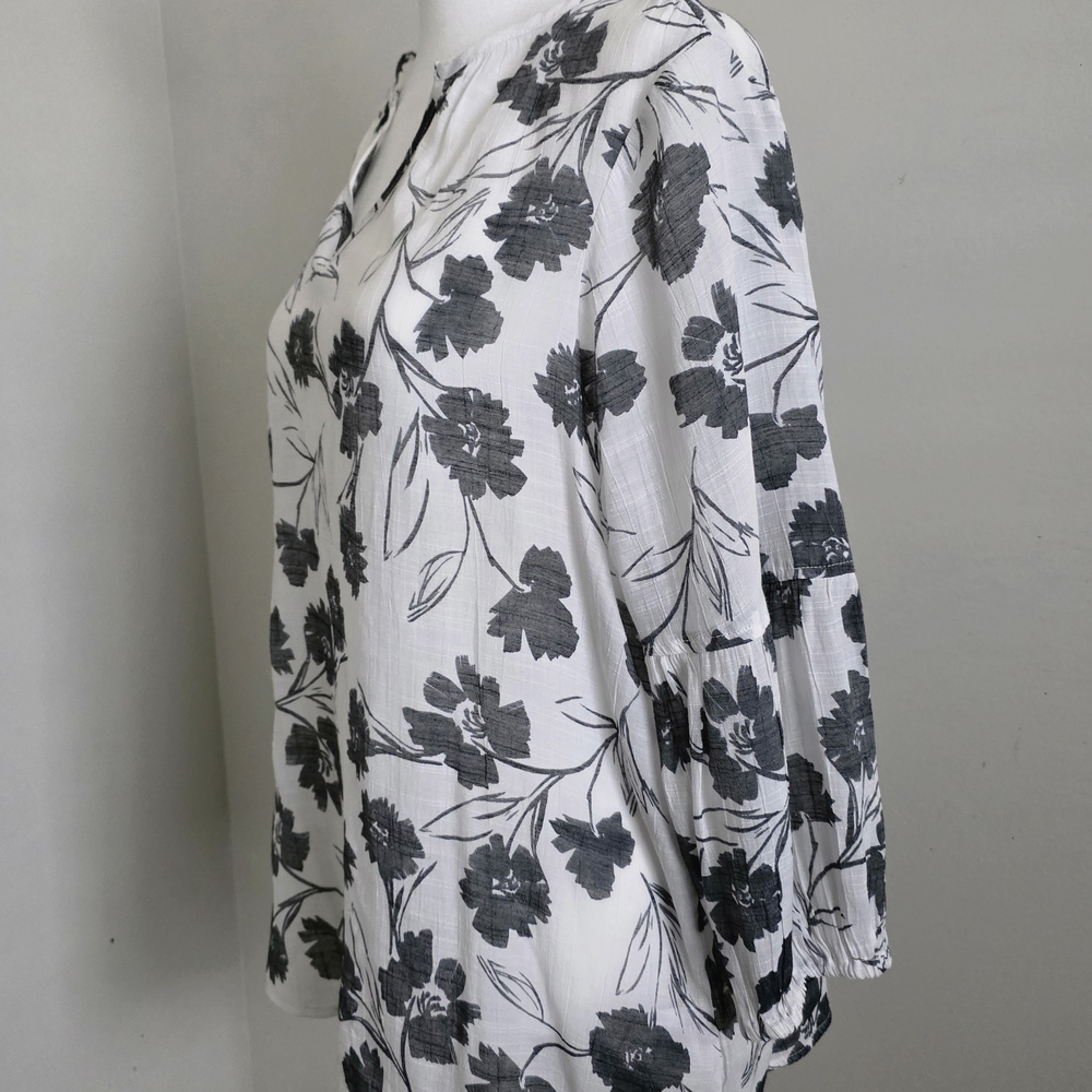 Chic Floral Women's Blouse - Black and White